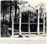 foto-3157 Houten inrijpoort voor de boerderij van K. Ham te Schellinkhout..., ca. 1955