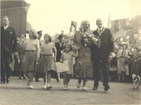 foto-7526 H.M. Koningin Juliana brengt met haar vier kinderen, de kroonprins en kroonprinses van Noorwegen en ...