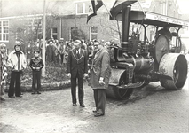foto-8117 Officiële openstelling gereconstrueerde Dorpsweg Twisk door Commissaris der Koningin in Noord-Holland De Wit, ...