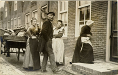 foto-6200 Arie Koolhaas met zijn groentekar in Enkhuizen, 19-?