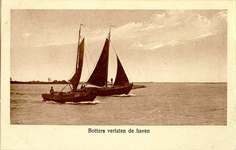 foto-5281 Botters verlaten de haven, ca. 1930