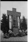 Tijdelijk herdenkingsmonument van Vogelpoel op de speelplaats aan het Achterom