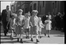 Bevrijdingsoptocht op het Grote Noord ter hoogte van de katholieke kerk