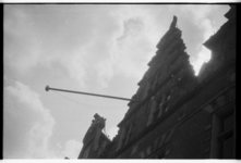 Op de dag van de bevrijding wordt de Nederlandse vlag uitgehangen op het stadhuis
