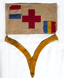 36a Armband met het logo van het Rode Kruis en de vlaggen van Nederland en Roemenië erop