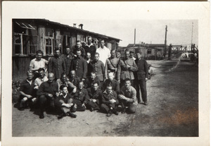 56a Foto van koks, corveeërs en korp. verpleger Repko van het krijgsgevangenenkamp Grüne bei Lissa