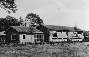 100 Openbare Lagere School geopend in 1962, hoofd der school Meester Joosten,in rechtse lokaal klas 3 en 4 hebben in ...