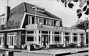 117 Cafe Bonaparte van eigenaar Bavaria, pachter Dilles Brand, aan de rechterkant is een nieuwe feestzaal aangebouwd en ...
