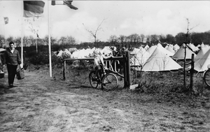 48 Camping van het N.T.K.C. maakt vanaf 1996 deel uit van de Hubertweg, meisje op fiets Loes Geleijnse, de grond is ...