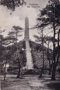 4 In 1894 is de houten obelisk vervangen, door een stenen.