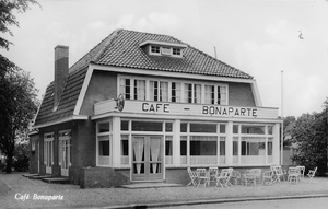 57 Cafe Bonaparte werd gepacht door Dilles Brand, het terras is in een later stadium verhoogd.