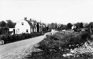 58 Zicht op de Weideweg vanaf de hoek Schooldwarsweg, witte huisje waren toen nog twee woningen links woonde Mevr: van ...