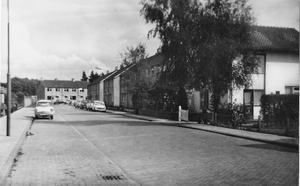 91 Nieuwbouw, gedeelte voorbij witte woning rechts was tot ca 1966 het weiland van boer/veehandelaar Joop de Groot en ...