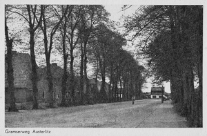 96 Gramserweg (Zuid) zie de bomen aan beide zijde van de weg in 1971 allemaal omgezaagd vanwege aanleg riolering, met ...
