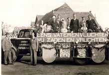 7 De praalwagen van de N.V. Zaadhandel en Zaadteelt v/h A. Hobbel te Ooltgensplaat ter ere van de bevrijding van ...
