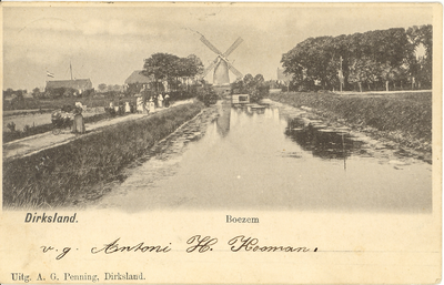 19 Ansichtkaart van het dorpsplein met het Raadhuis en links dorpscafé De Gouden Leeuw; Melissant, Voorstraat