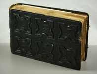 42 Familiealbum van Groningen: Portretalbum vanaf 1891 met leren omslag en kapot beslag, van o.a. Deventenaren. Bevat ...