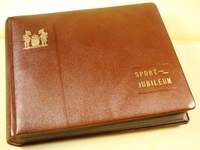 49 Album getiteld Sportjubileum , gemaakt door Boekbinderij A.J. Eilander. Betreft Steven Coldewey (1881-1952) KNVB ...