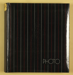65 Album met zwart omslag met rode en witte verticale strepen, kleurenfoto’s (1987) van de Deventer Zomerkermis 6 t/m ...