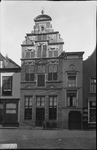 766 Glasnegatievencollectie JW Jansen: Kleine Poot 10-12-14. Kort na 1945 ingericht als brandweerkazerne. Het pand ...
