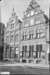 769 Glasnegatievencollectie JW Jansen: Assenstraat 61: Gemeentelijke Spaarbank. Gevels aan de Brink. Links: verbouwd en ...