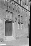770 Glasnegatievencollectie JW Jansen: Brink 56, De Waag; detail: ‘kiek in de pot’