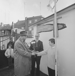 4310 Deventer - Persfotograaf D.W. Nijland: Speeltuinvereniging Het Hoornwerk . de heer B.J.A. van Wely ontvangt ...