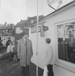 4311 Deventer - Persfotograaf D.W. Nijland: Speeltuinvereniging Het Hoornwerk . de heer B.J.A. van Wely onthult het ...