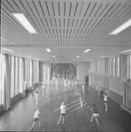 4897 Deventer - Persfotograaf D.W. Nijland: Gymnastieklokaal van het Alexander Hegius gymnasium aan de Noordenbergstraat.