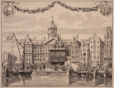 JMD-OP-1646 Kopergravure, Afbeelding van de Dam met Stadhuis en Waag met de uitgestoken vaandels bij de afkoniging van ...