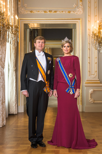 JMD-OP-2424 Kleurenfoto, statieportret Koning Willem-Alexander en Koningin Maxima.