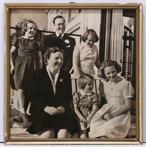 JMD-OP-2436 Zwart-wit foto, gezinsportret van Juliana en Bernhard met de prinsessen