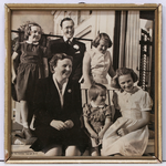 JMD-OP-2436 Zwart-wit foto, gezinsportret van Juliana en Bernhard met de prinsessen