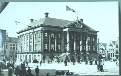 JMD-OR-0246 Foto, Foto-briefkaart versierde Stadhuis Groningen t.g.v koninklijk bezoek