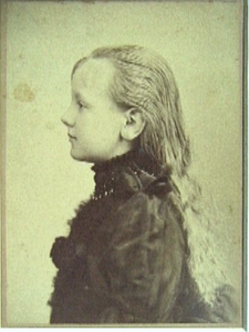 JMD-OR-0372 Foto, Foto jonge koningin Wilhelmina in rouwkostuum