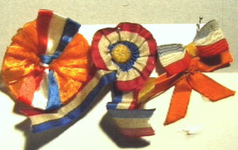 JMD-OR-0554 Corsage, Drie corsages rood/wit/blauw/oranje
