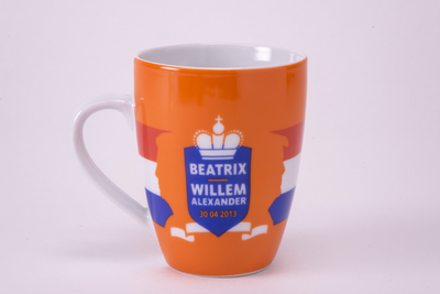 JMD-P-3542 Beker, Beker ter herinnering aan de inhuldiging van Willem-Alexander.
