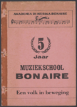 1042 5 Jaar muziekschool Bonaire. Een volk in beweging. Akademia di musika Bonaire, 1986