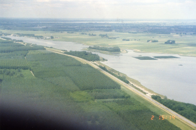 1978 - Het Drontermeer met biezenvelden, luchtfoto op 2 juni 1989