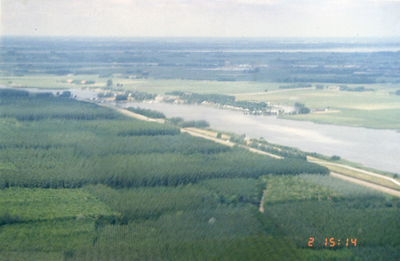 1986 - Het Reve-Abbertbos met zicht op de brug naar Kampen, luchtfoto op 2 juni 1989