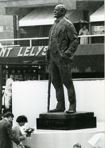 1988 - Minister Smit-Kroes van Verkeer en Waterstaat heeft op 20 september 1984 het standbeeld van Dr. Ir. Cornelis ...