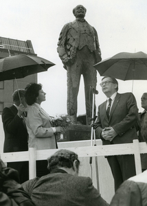 1989 - Burgemeester Gruijters houdt een toespraak nadat Minister Smit-Kroes het standbeeld van Dr. Ir Cornelis Lely ...