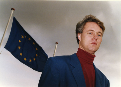 2099 - Ron Roukes medewerker van het Europa project met op de achtergrond de Europese vlag