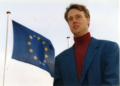 2100 - Ron Roukes medewerker van het Europa project, op de achtergrond de Europese vlag