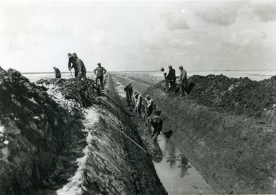 2293 - Bij de ontginning van de Wieringermeer werden betrekkelijk weinig machines ingezet. Het graven van de sloten ...