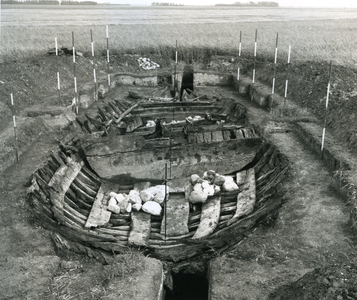 2319 - Opgraving van een 16e eeuws vissersschip. In het voor- en achterschip liggen nog de ballaststenen