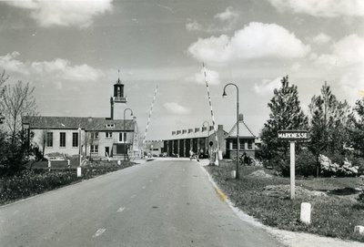 2331 - De poort van Marknesse, 1955. De brug over de Zwolsevaart geeft toegang tot het dorp vanuit het zuiden Marknesse ...