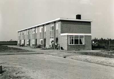 2344 - Woningen ontworpen door G. Rietveld. De woningbouw kreeg in Nagele een onmiskenbaar modernistisch uiterlijk door ...
