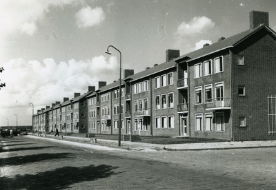 2364 - Aan de Lange Dreef werden de twee-op-een-woningen bedacht om de stedelijkheid in Emmeloord te versterken