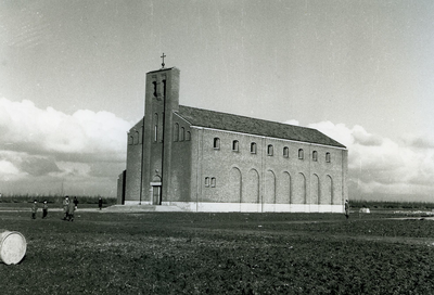 2405 - Rooms katholieke kerk te Kraggenburg (1952), een ontwerp van J.H. Froger in 1950
